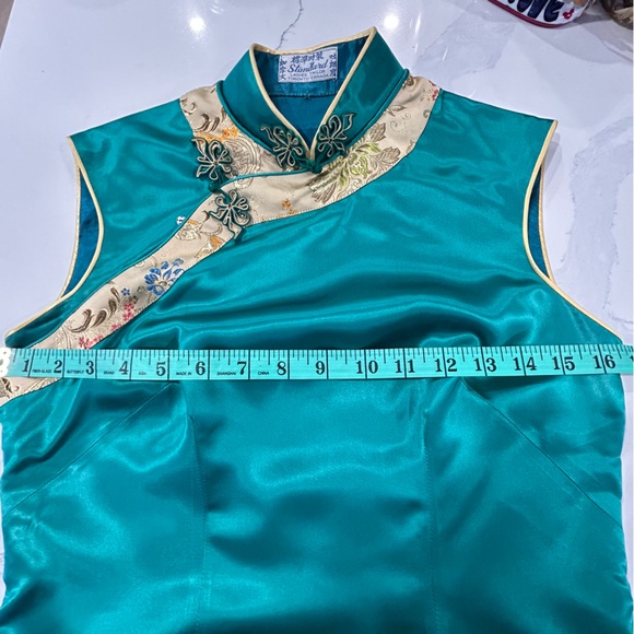 Vintage Emeral Green Silk Qipao (Cheongsam) - Picture 10 of 16